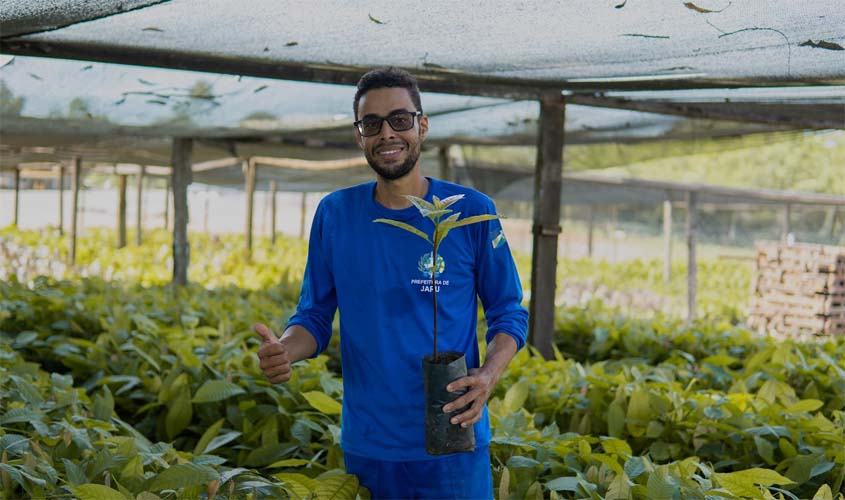 Prefeitura doa mudas e realiza plantio em residências