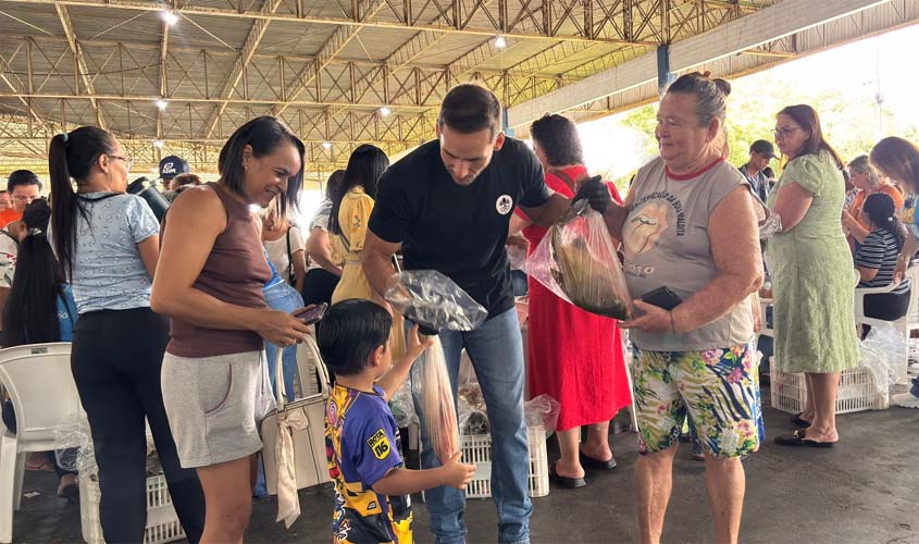 Prefeitura entrega 3 toneladas de peixe a famílias vulneráveis