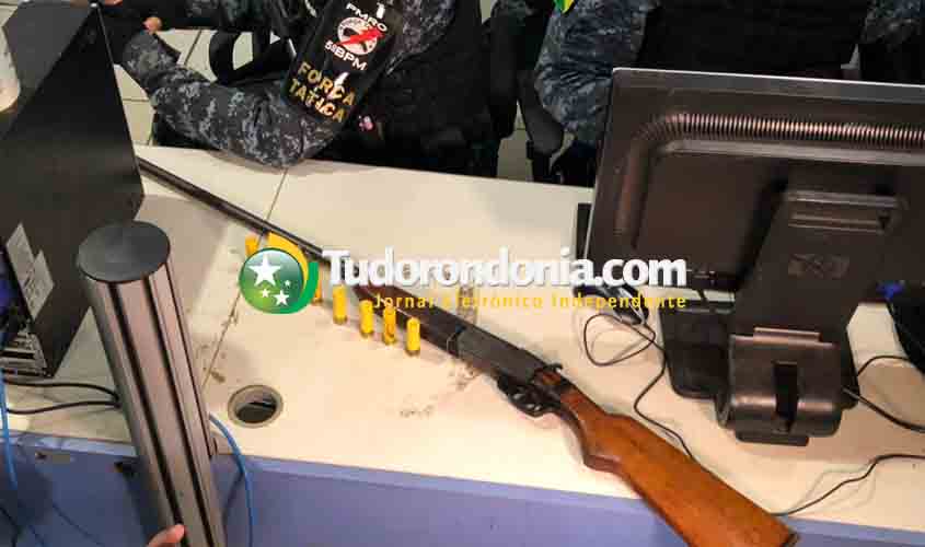 Polícia recebe denúncia e prende mulher com espingarda na zona rural 