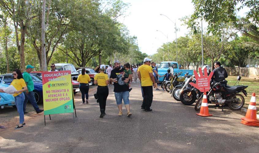 Ações educativas de trânsito são desenvolvidas durante Encontro de Carros Antigos