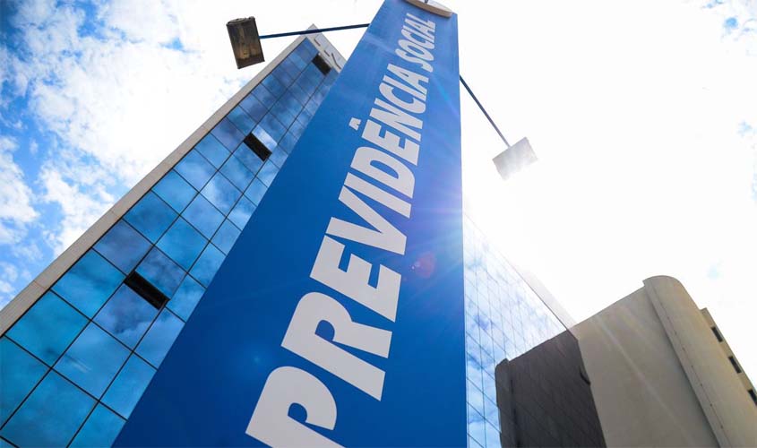 INSS começa a pagar hoje 13º a quem recebe mais que o salário mínimo