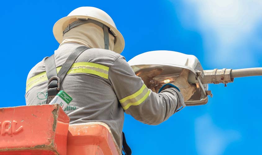 Trabalhador eletricista contribui para uma capital mais iluminada