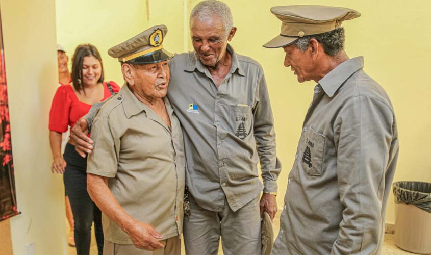 Ferroviários da Estrada de Ferro Madeira-Mamoré embarcam no 'túnel do tempo' em homenagem do Governo de Rondônia