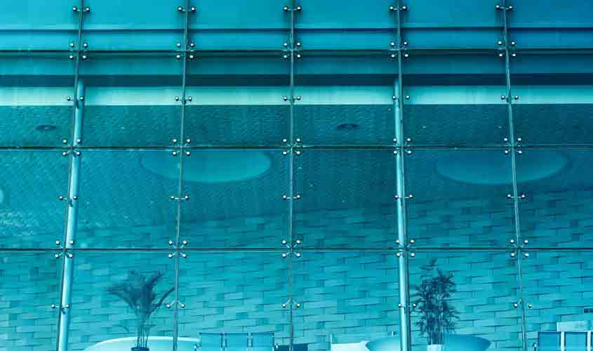 Muro de vidro e revestimento em ACM no design urbano