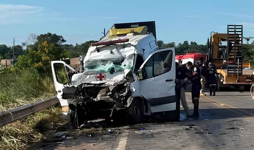 Duas mulheres morrem em colisão entre ambulância e ônibus na BR-364 entre Candeias e Itapuã do Oeste