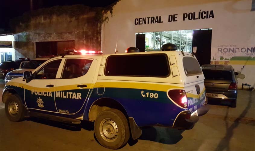 Homem é preso acusado de atacar outro com pedrada na cabeça e causar destruição em viatura da PM