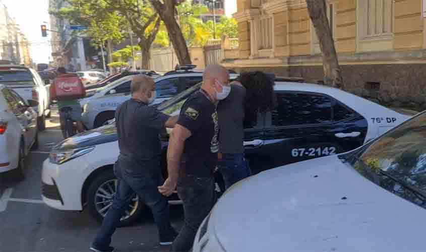 Jovem mata colega a facada em shopping