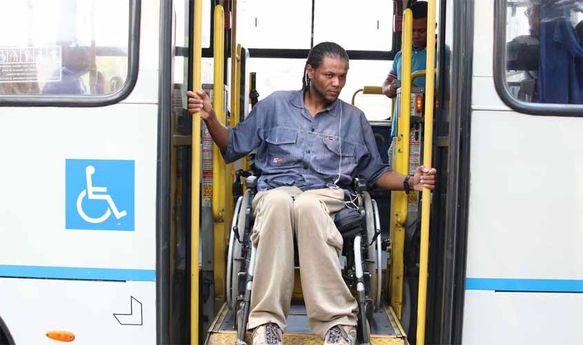 Lei dá a pessoas com prioridade de atendimento direito a acompanhante