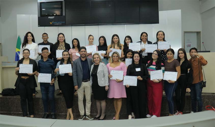 Entrega de certificados marca o encerramento de cursos da Escola do Legislativo da Alero