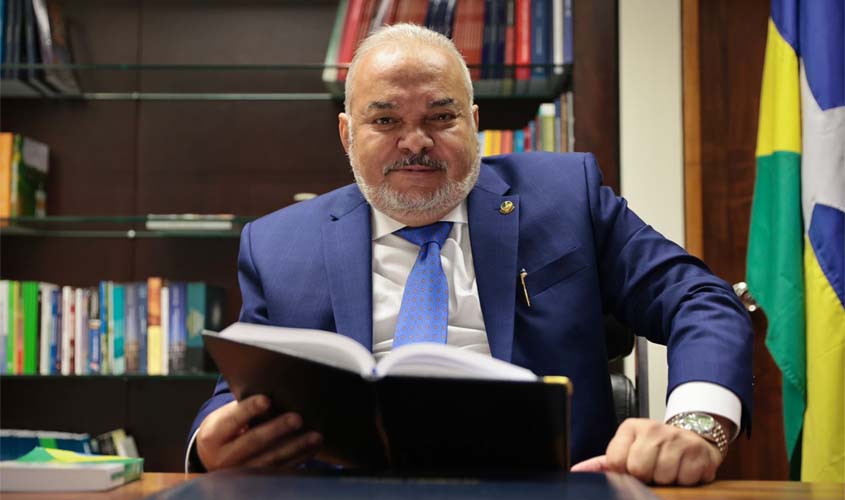 Senador Samuel Araújo vota contra proposta que infla a máquina pública