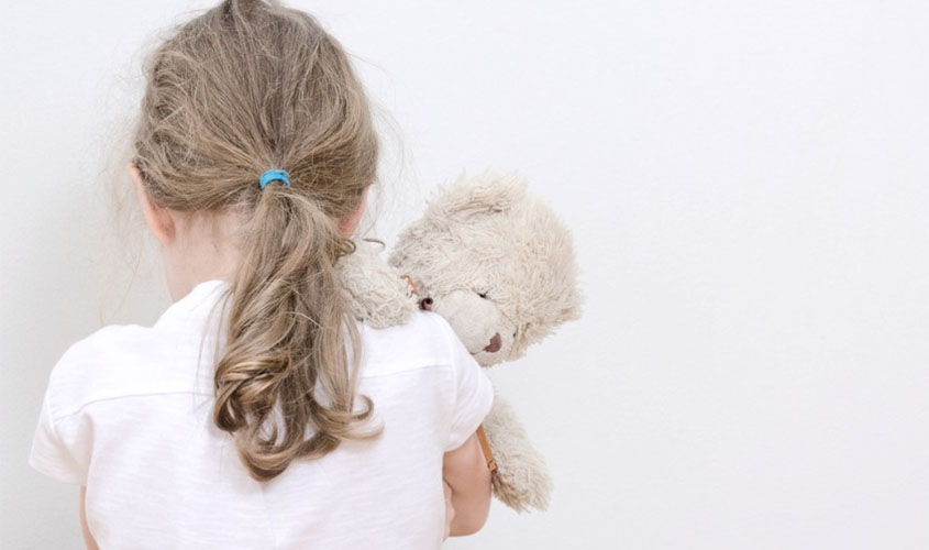 Homem é preso acusado de  estuprar criança no sofá da sala