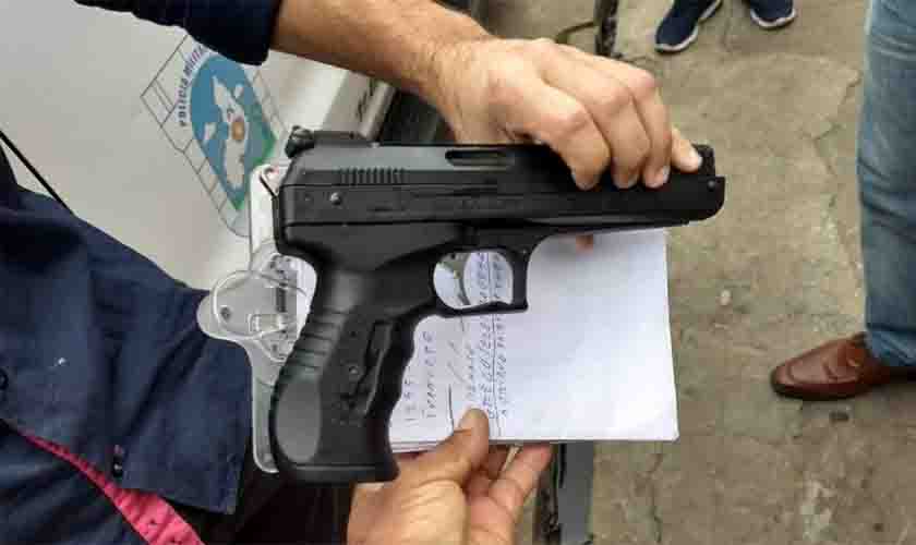 Apresentando-se como policial, homem aponta pistola para cabeça de menino de 01 ano e é nocauteado pelo pai da criança