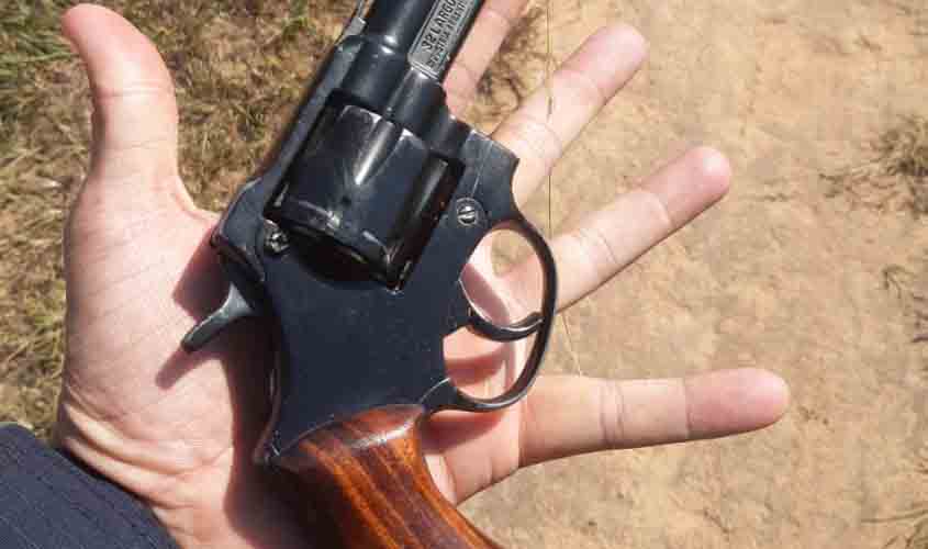 PM prende homem por porte ilegal de arma de fogo após denúncia anônima
