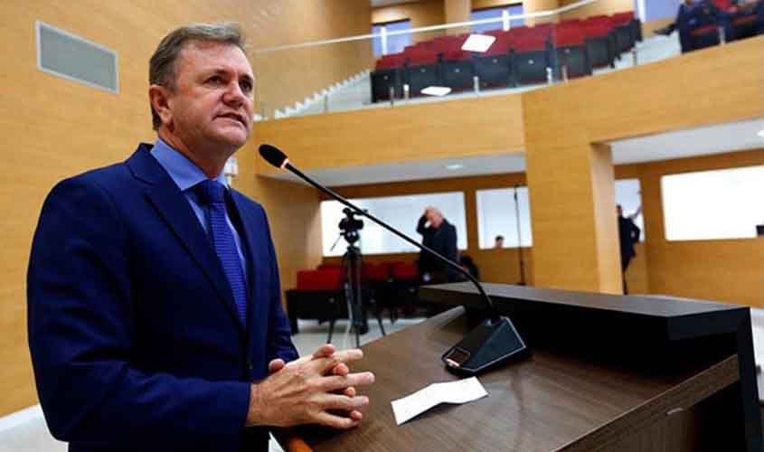 Luizinho Goebel cobra reforma de escola e conclusão de quadra coberta em distrito de Presidente Médici