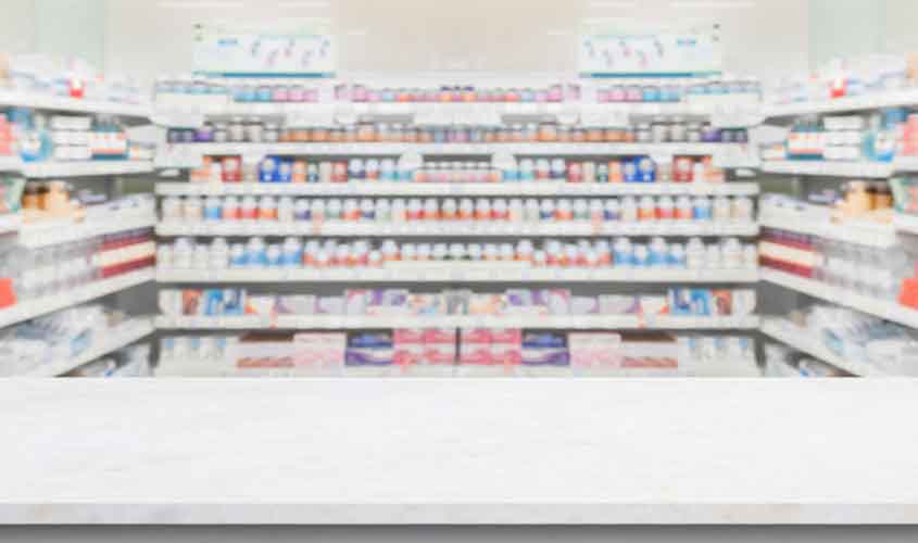 Drogaria deve indenizar balconista demitida por usar senha de supervisora para obter desconto