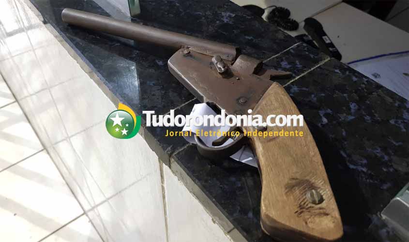 Polícia prende suspeitos com arma de fogo dentro de carro e com placa adulterada