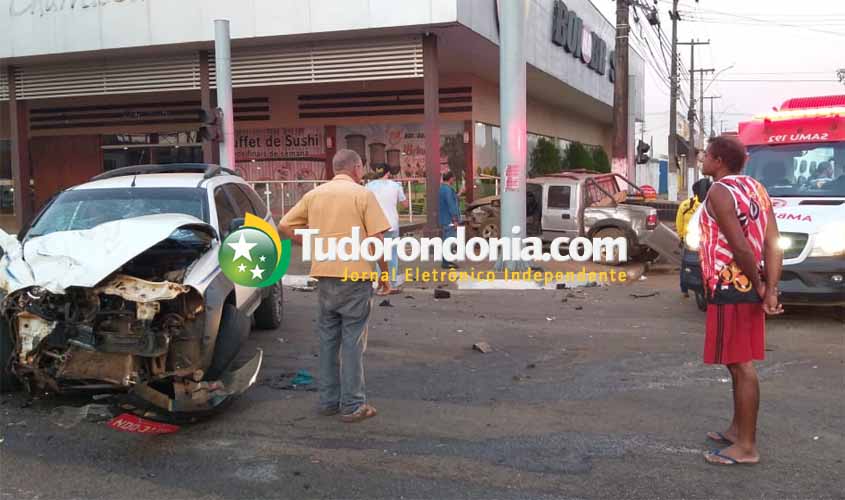 Grave batida entre veículos  deixa motoristas lesionados