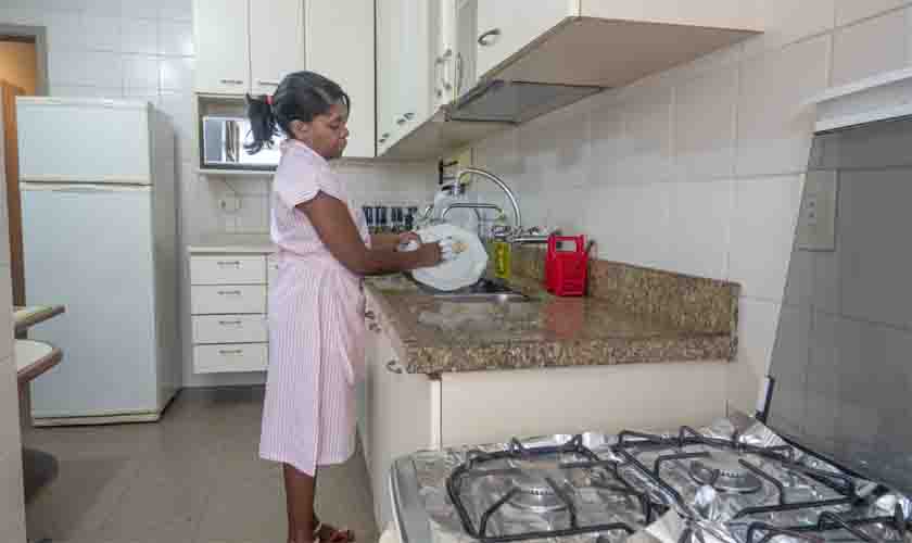 Empregada doméstica contratada aos 12 anos pode obter penhora de salário do ex-patrão