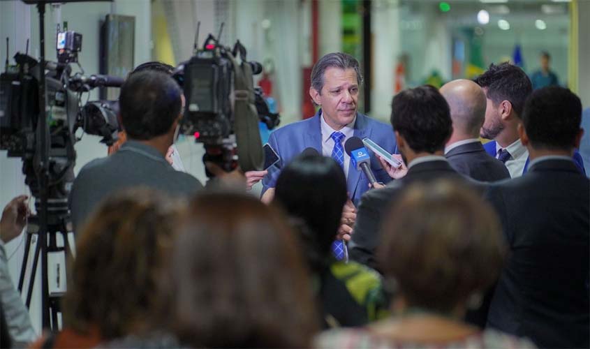 Taxa de juros do cartão de crédito vai 'cair muito', diz Haddad