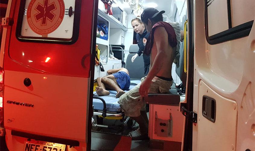 Criminoso invade residência e esfaqueia idoso e agride jovem a pauladas