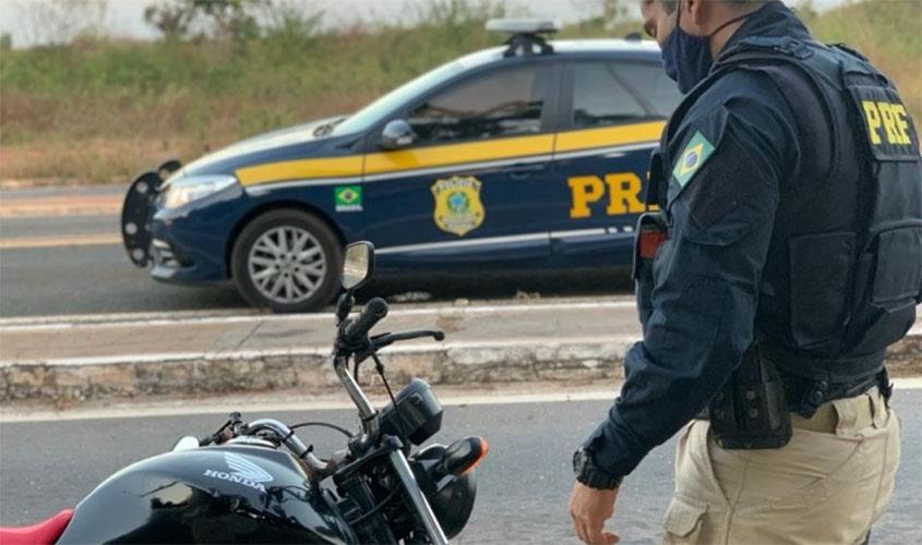 PRF detém motorista por embriaguez ao volante, porte de droga para consumo e desobediência