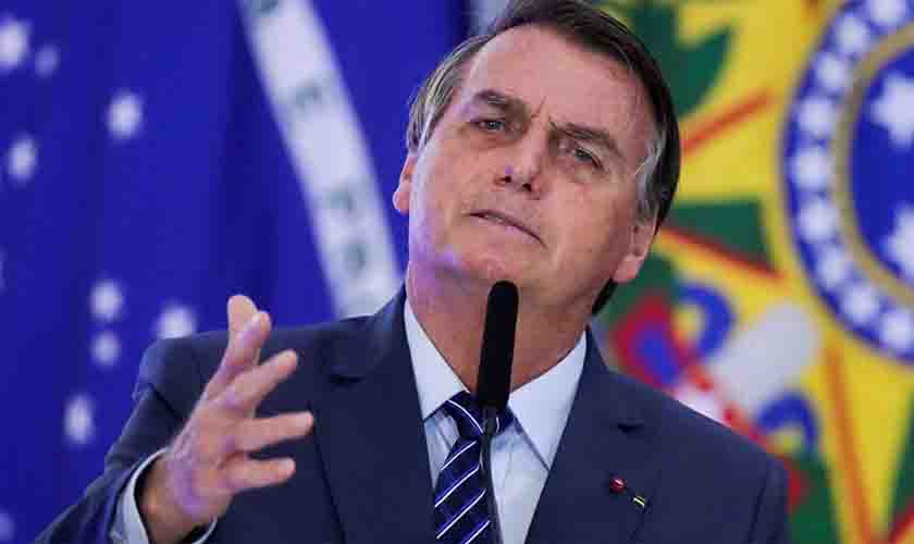 Bolsonaro sanciona lei que revoga LSN, mas veta punição a fake news em massa
