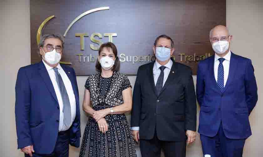 Presidente do TST é agraciada com medalha comemorativa do Mérito Judiciário