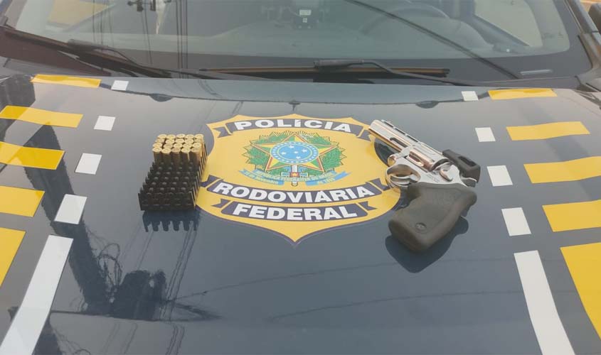 Em Vilhena/RO, PRF apreende revólver e munições