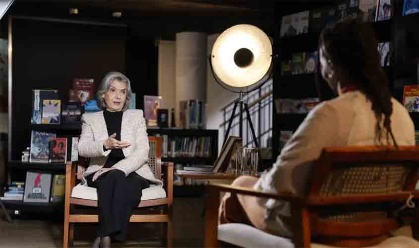 Cármen Lúcia fala em resistir contra autoritarismos e retrocesso civil