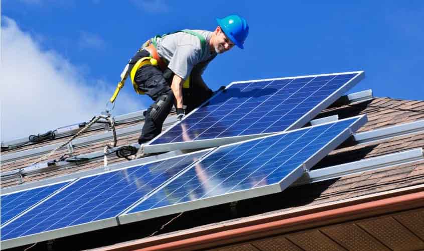 Bandeira vermelha encarece a conta de luz, mas geração própria solar ajuda proteger o consumidor, diz ABSOLAR