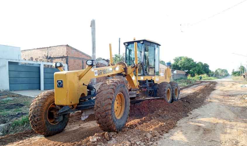 Prefeitura executa obras de limpeza, patrolamento e encascalhamento em bairros   