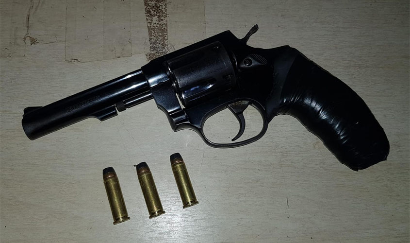 Polícia prende homem com arma de fogo dentro de automóvel na capital