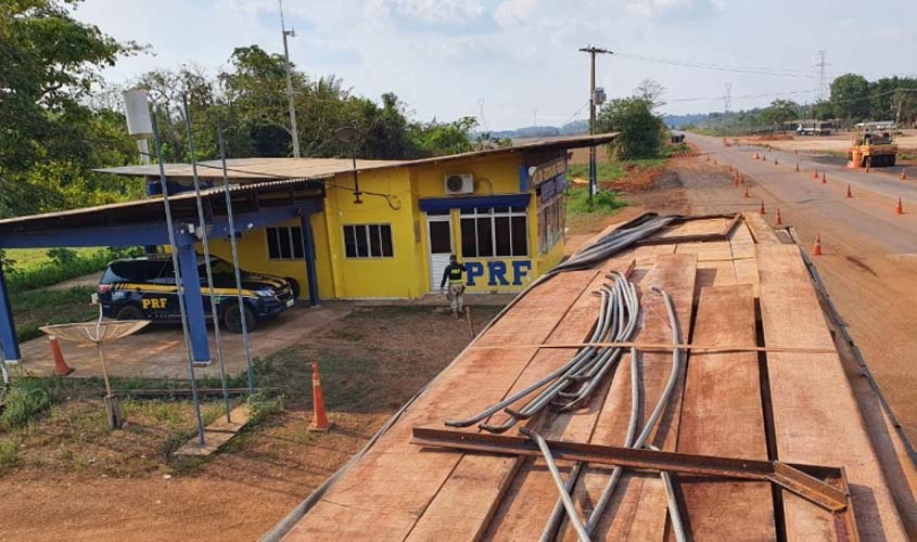 PRF identifica transporte irregular de madeira
