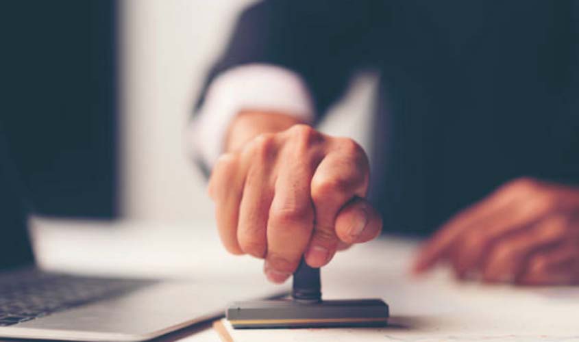 Escritório deve reparação a advogado ameaçado de punição por descumprimento de rotinas