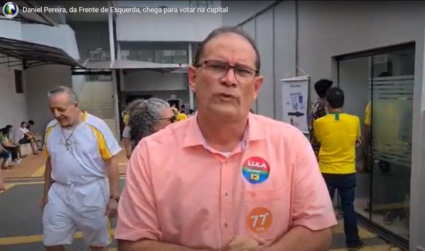 Daniel Pereira, da Frente de Esquerda, chega para votar na capital
