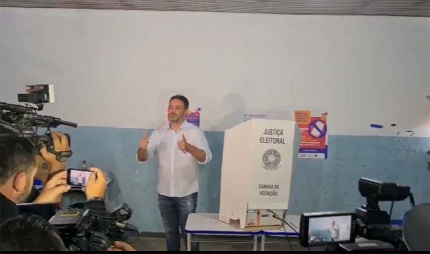 Vídeo: Léo Moraes também vota em Porto Velho
