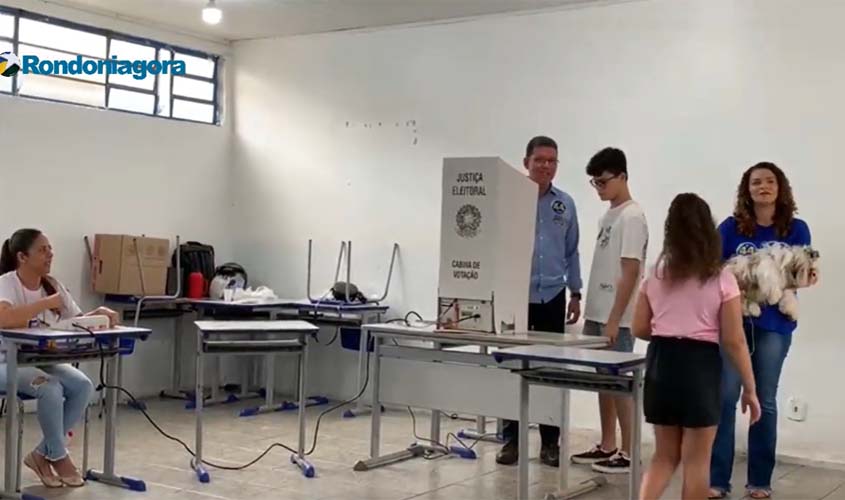 Candidato a reeleição, Marcos Rocha vota com a família no colégio Tiradentes