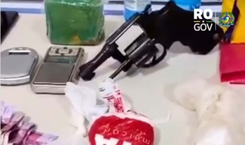 Polícia apreende drogas, arma e prende traficante na capital