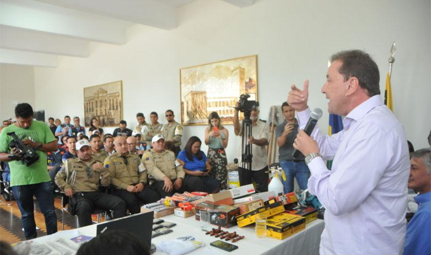 Prefeito entrega materiais para ações educativas e sinalização da Semtran