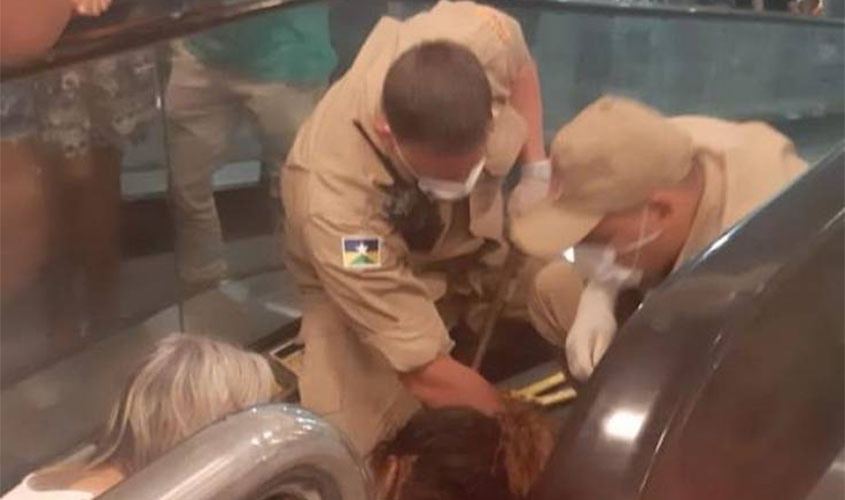 Criança deita em escada rolante de shopping, fica presa pela pele e acaba hospitalizada