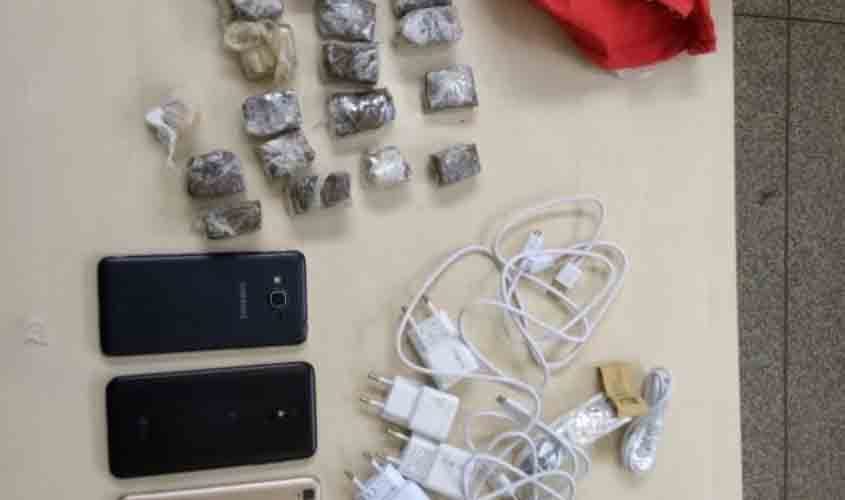 PM e Polícia Penal apreenderam drogas e celulares que foram jogadas para dentro do Presídio Agenor Martins de Carvalho