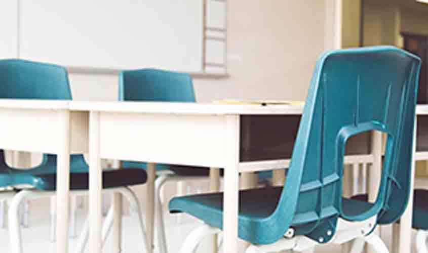 Suspensa eficácia de decreto que instituiu a política nacional de educação especial