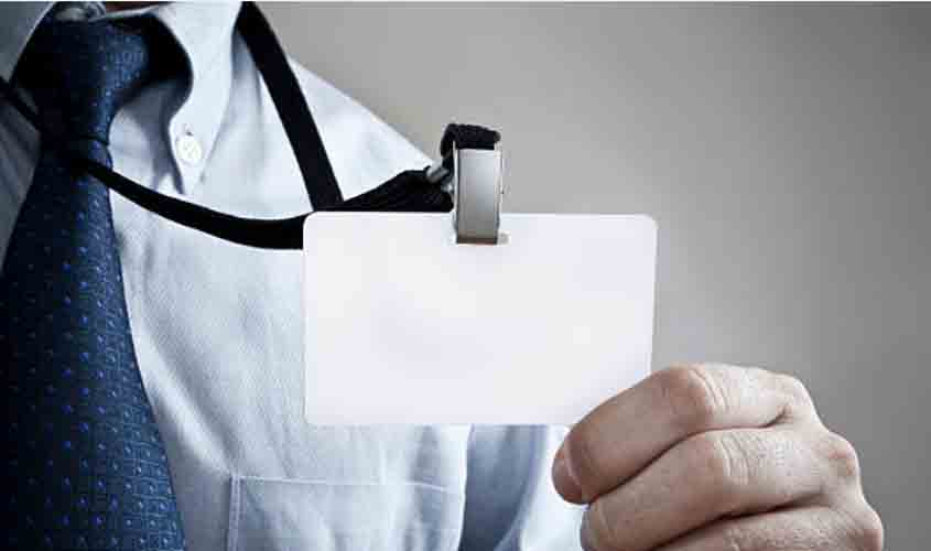 Crachá e nome em organograma como diretor executivo confirmam vínculo de emprego de consultor