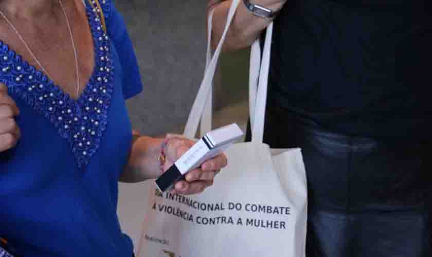 Campanha Sinal Vermelho: empresa doa batons para salvar vidas