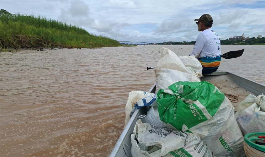 Prefeitura destaca caiaqueiros na limpeza do rio Madeira