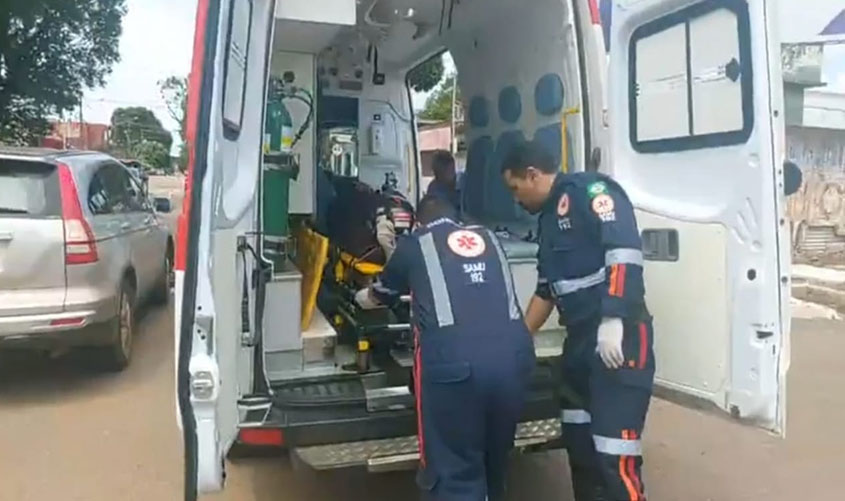 Motociclista é socorrido após invadir preferencial e ser arrastado no centro