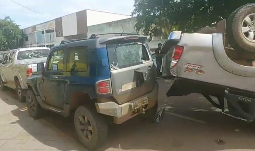 Grave colisão entre três carros resulta em capotamento no centro de Porto Velho