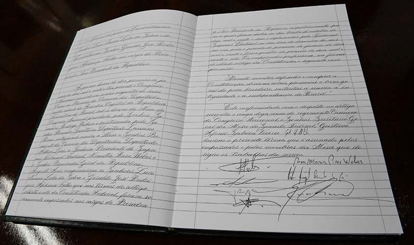 Livro de posse assinado por Lula não era oficial? Isso é falso 