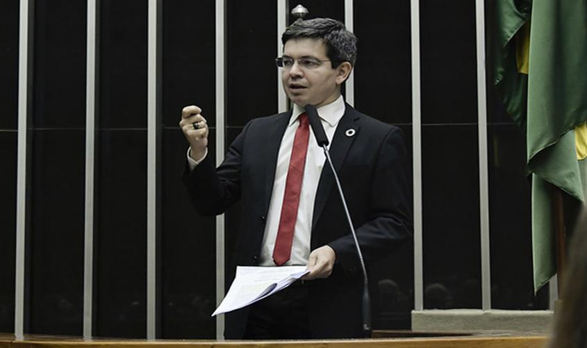 Randolfe quer convocar ministro da Educação para explicar falha no Enem