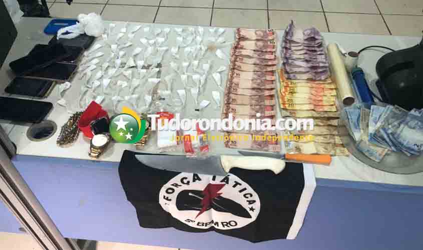 Polícia leva para delegacia 11 pessoas e apreende droga em boca de fumo